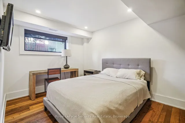 Additional image 33 of 24 Carousel Crt