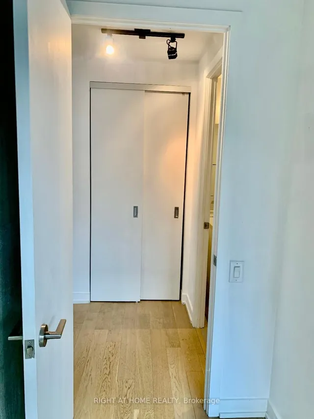 Additional image 2 of 39 Brant St Unit 919