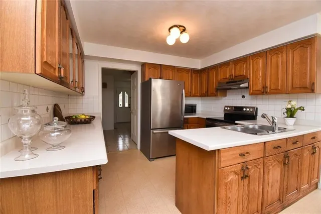 Additional image 6 of 244 MICHENER Cres