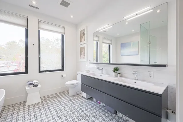 Additional image 22 of 186 Macpherson Ave