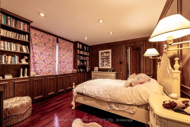 Additional image 25 of 6 Versailles Crt