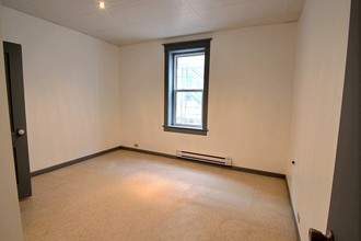 Additional image 4 of 664 Sargent Ave