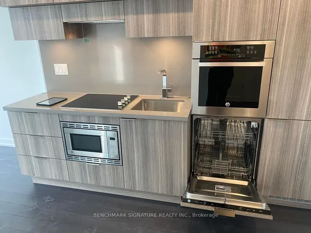 Additional image 3 of 39 Roehampton Ave Unit 710