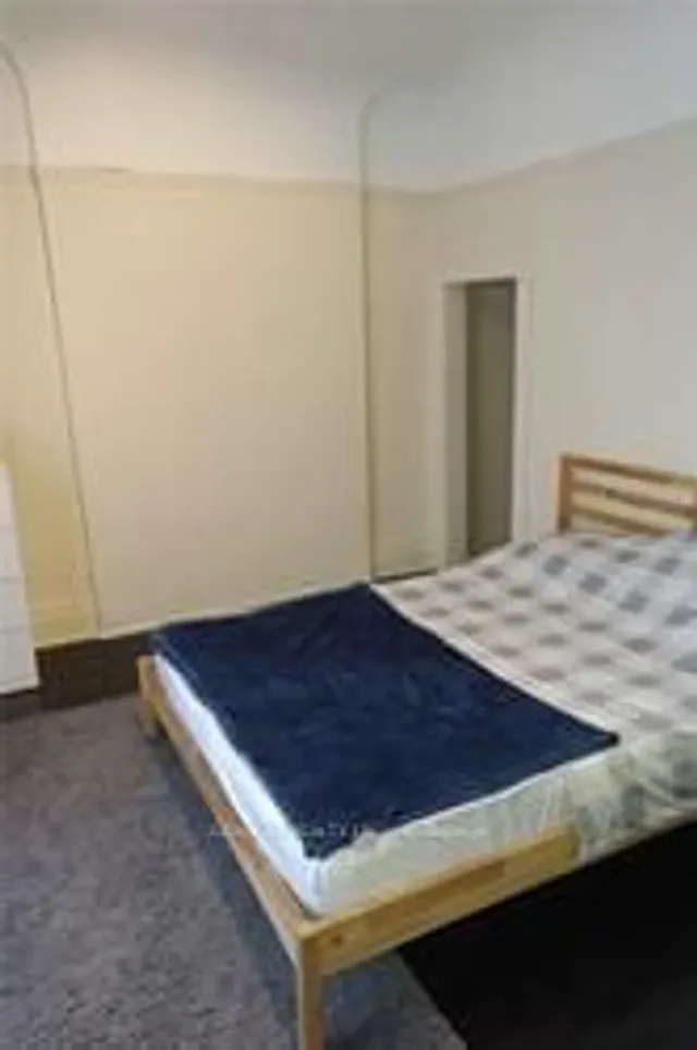 Additional image 31 of 2011 Dundas St