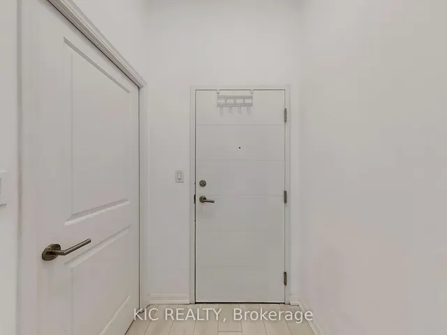 Additional image 26 of 400 Adelaide St Unit 107