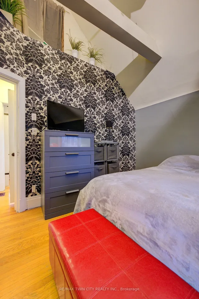 Additional image 25 of 118 College St