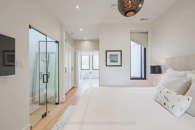 Additional image 18 of 186 Macpherson Ave