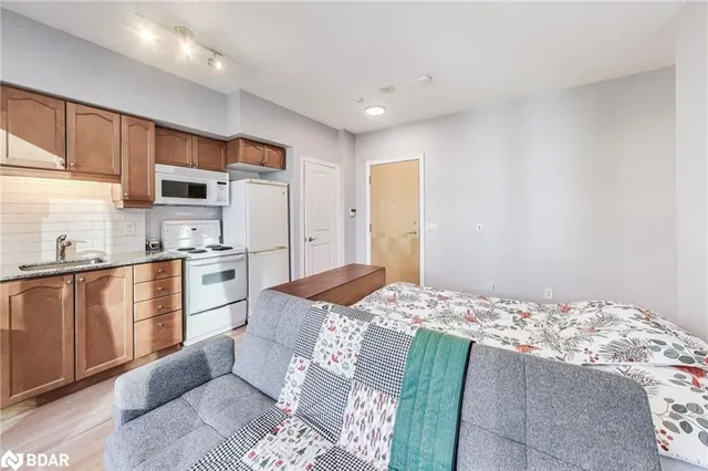 Additional image 6 of 58 Marine Parade Dr Unit 221