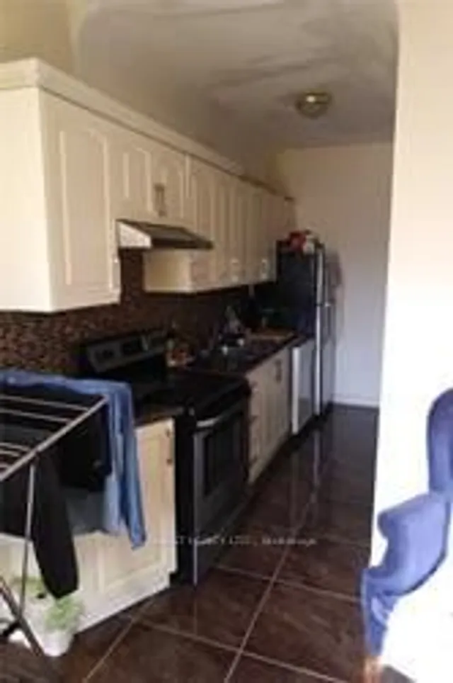 Additional image 25 of 2011 Dundas St