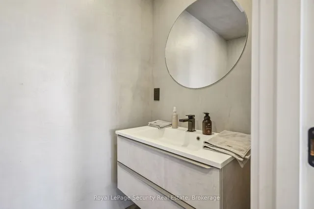 Additional image 31 of 24 Carousel Crt