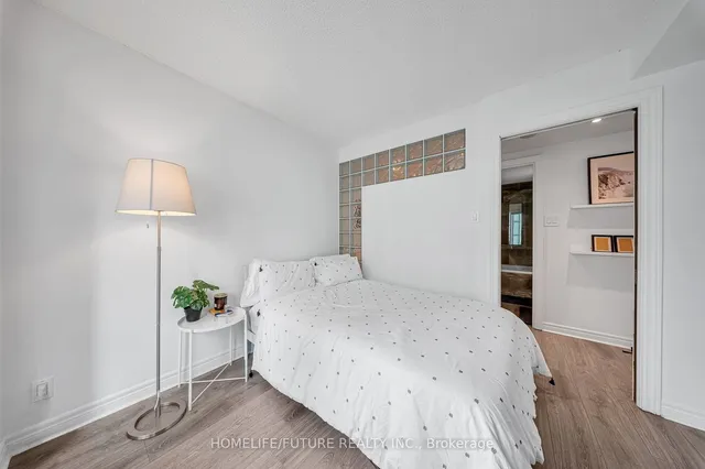 Additional image 9 of 10 Yonge St Unit 1603