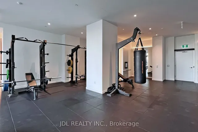 Additional image 37 of 39 Roehampton Ave Unit 506