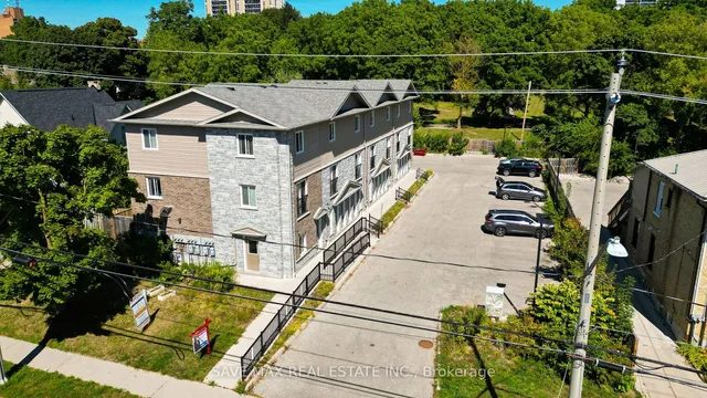 Additional image 9 of 122 Courtland Ave Unit 3