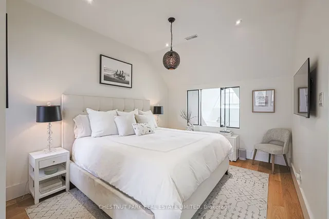 Additional image 17 of 186 Macpherson Ave