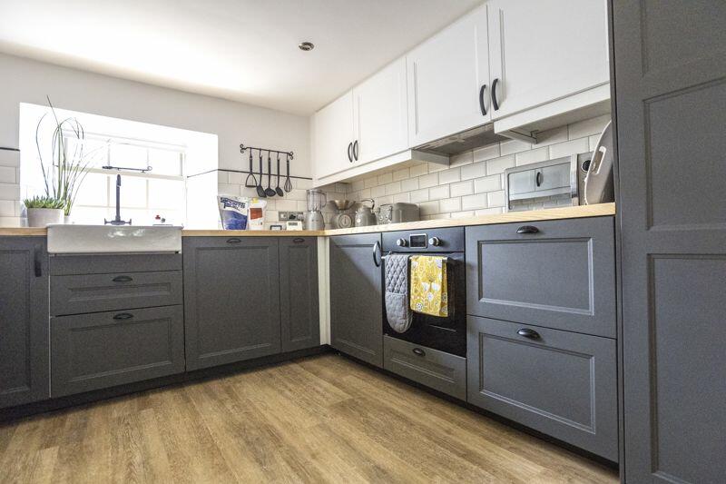 Additional image 5 of Holt