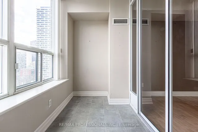 Additional image 12 of 70 Alexander St Unit 1007