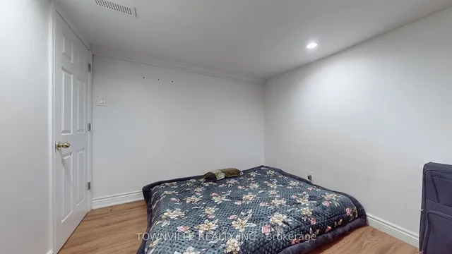 Additional image 28 of 24 Avening Dr