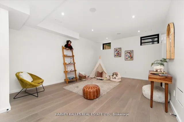 Additional image 33 of 697 Richmond St