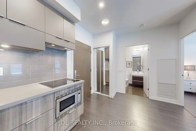 Additional image 13 of 39 Roehampton Ave Unit 506