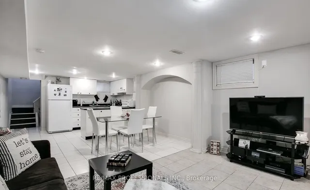 Additional image 6 of 176 Rosemount Ave