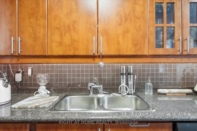 Additional image 19 of 633 Bay St Unit 1407