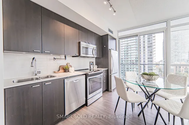 Additional image 16 of 30 Roehampton Ave Unit 1210