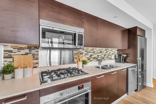 Additional image 19 of 375 King St Unit 3009