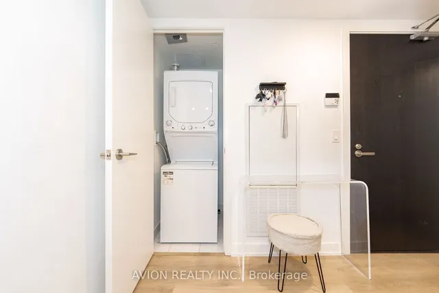 Additional image 19 of 501 yonge St Unit 1112