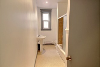 Additional image 3 of 664 Sargent Ave