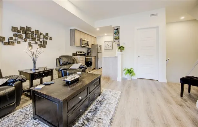 Additional image 11 of 600 Victoria St Unit 9