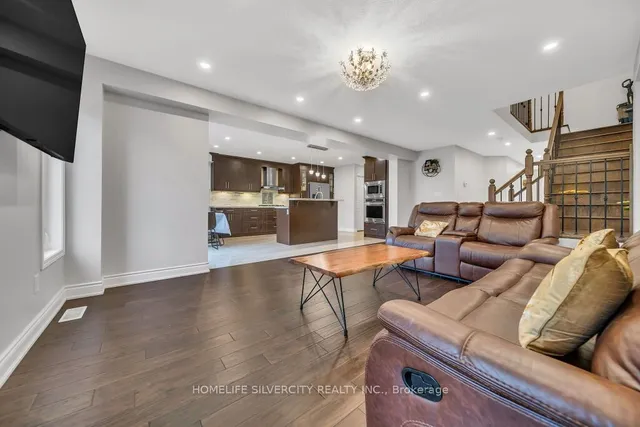 Additional image 7 of 425 Woodbine Ave