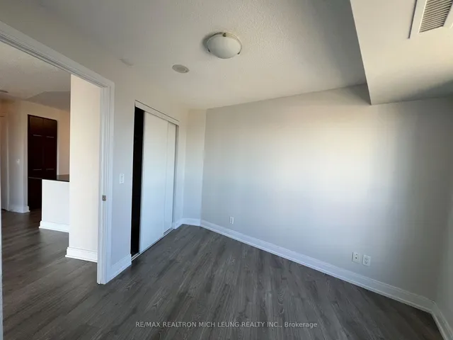 Additional image 17 of 125 Village Green Sq Unit 1109