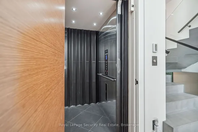 Additional image 11 of 24 Carousel Crt