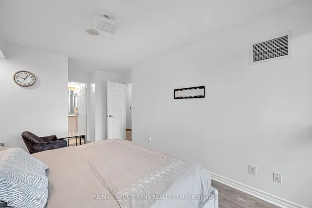 Additional image 23 of 25 Lower Simcoe St Unit 508