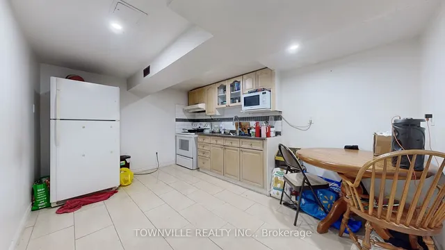 Additional image 25 of 24 Avening Dr