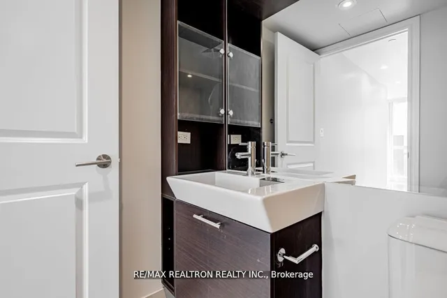 Additional image 19 of 386 Yonge St Unit 4909