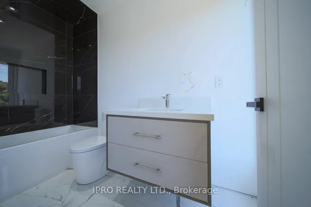 Additional image 13 of 2970B Bayview Ave