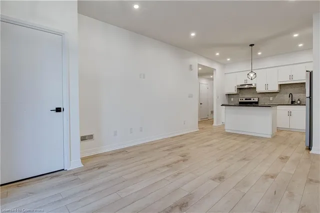 Additional image 9 of 261 Woodbine Ave Unit 71