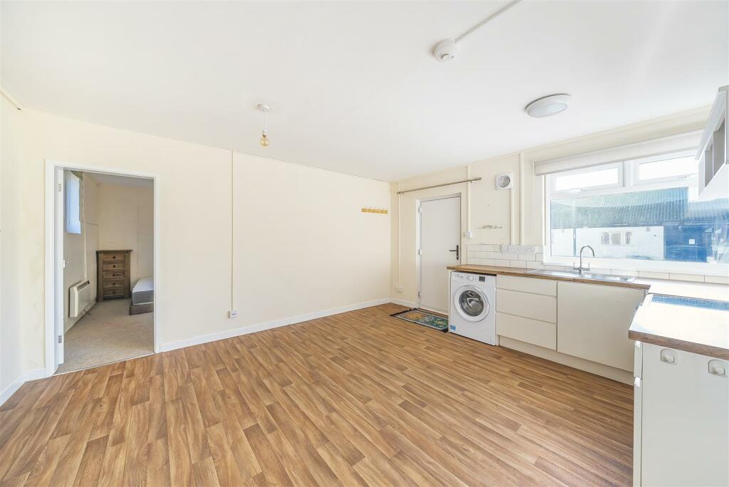 Additional image 4 of Wylye