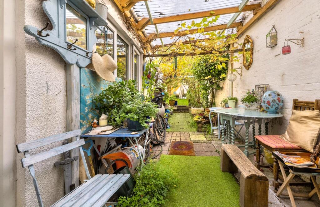 Additional image 18 of Central Glastonbury