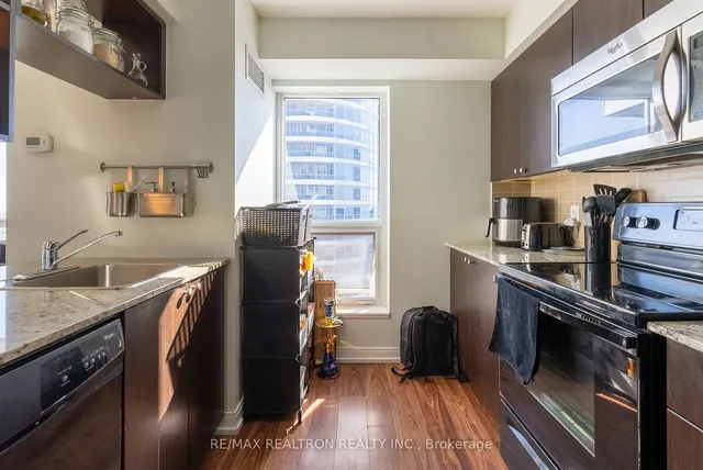 Additional image 11 of 151 Village Green Sq Unit 2102