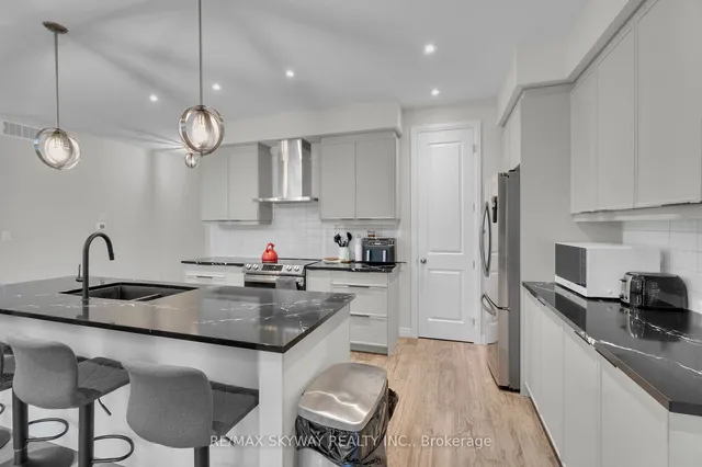 Additional image 10 of 972 Stonecliffe Walk Unit 18