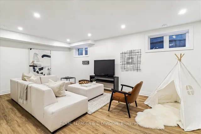 Additional image 33 of 365B Roehampton Ave