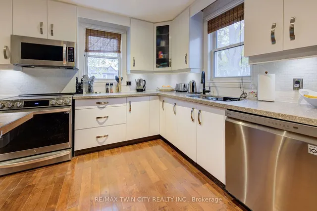 Additional image 17 of 118 College St