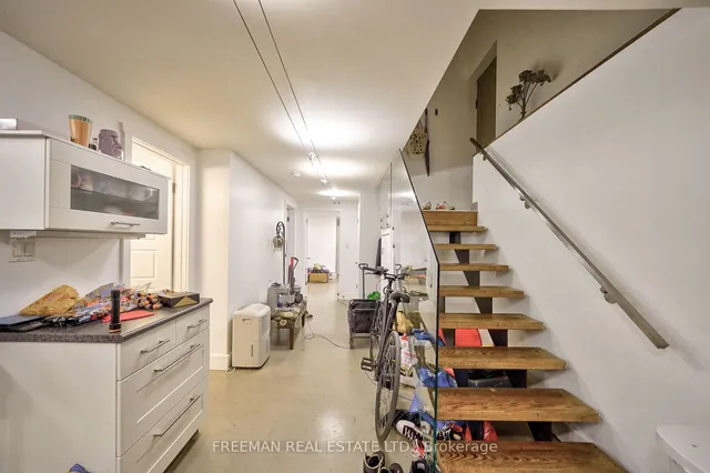 Additional image 32 of 565 Markham St