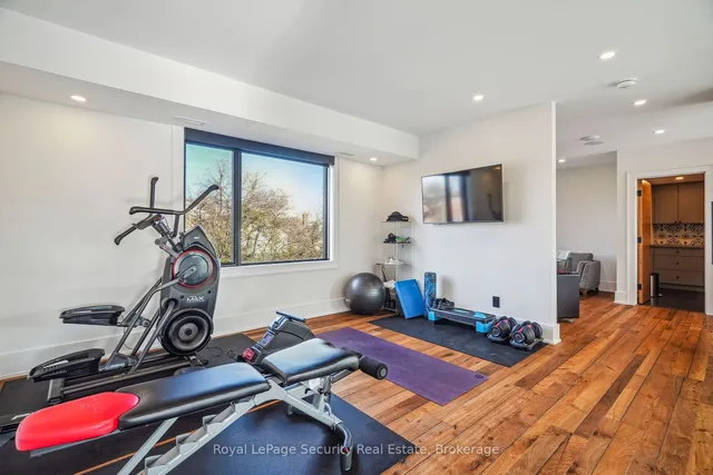 Additional image 22 of 24 Carousel Crt