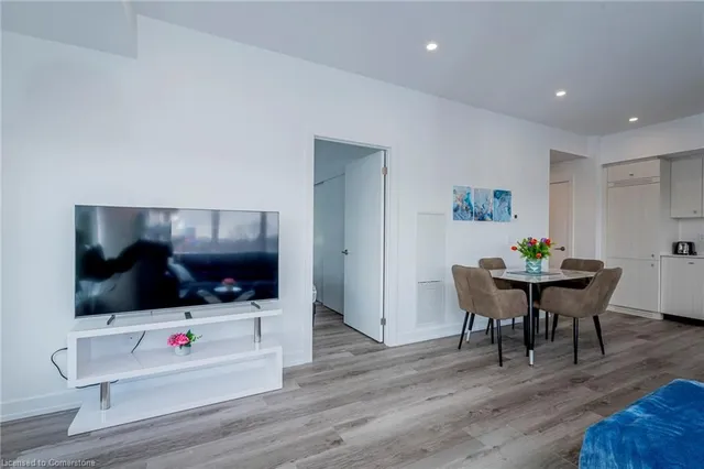 Additional image 10 of 15 Wellington St Unit 612