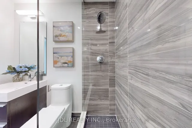 Additional image 19 of 39 Roehampton Ave Unit 506