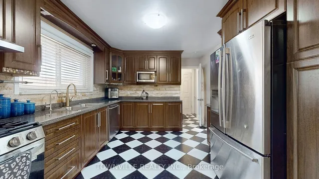 Additional image 10 of 24 Avening Dr