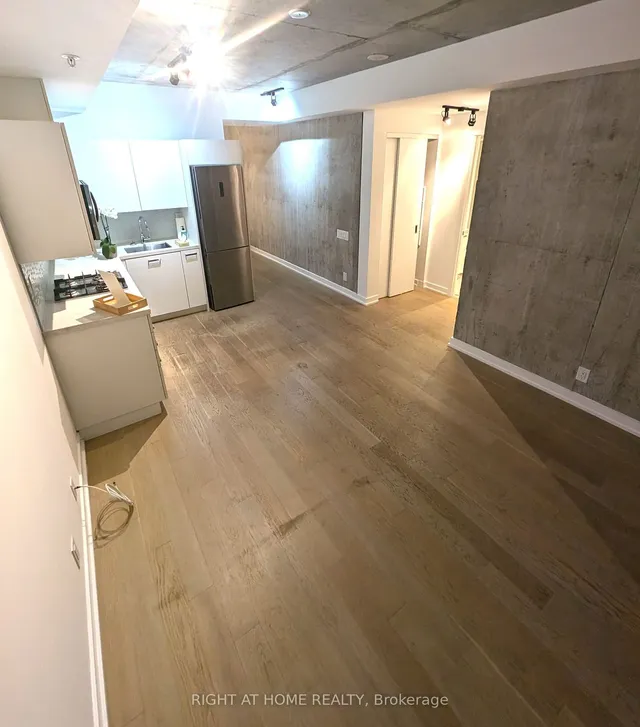 Additional image 20 of 39 Brant St Unit 919